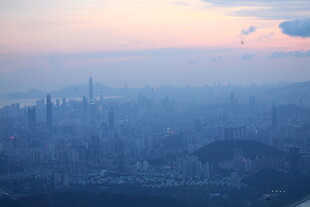 黄昏下的城市天际线