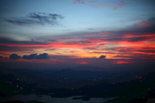 绚丽晚霞下的壮阔天空景色