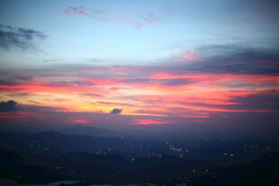 绚丽晚霞下的城市天际线