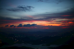 壮丽晚霞下的城市景观