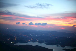 城市黄昏绚丽天际线