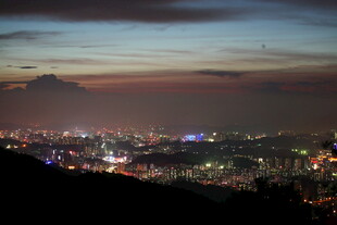 城市夜景俯瞰图