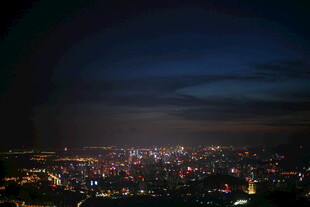 城市璀璨夜景俯瞰图