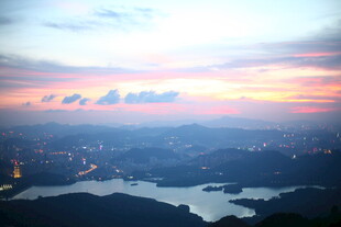 城市日落时分美丽天际线