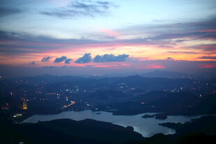 城市黄昏湖畔美丽天际线