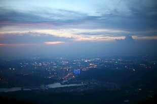 城市黄昏夜景俯瞰图