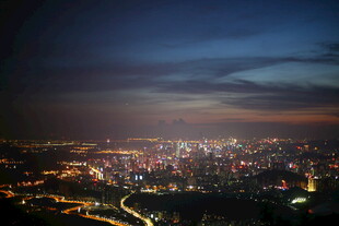 城市璀璨夜景俯瞰图