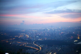 城市日出全景俯瞰图