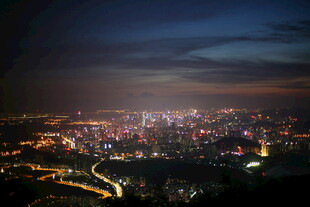 城市璀璨夜景俯瞰图