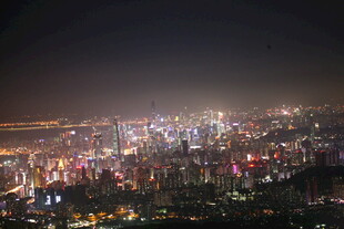 城市璀璨夜景俯瞰图