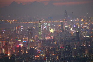 城市璀璨夜景俯瞰图