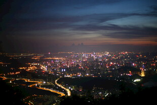 城市夜景俯瞰图