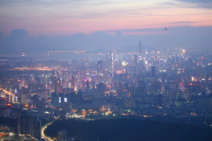 城市璀璨夜景俯瞰视角