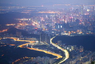 城市璀璨夜景与蜿蜒道路