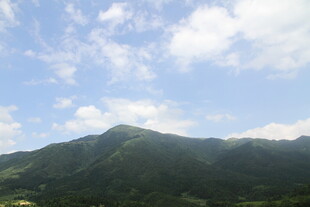 蓝天白云下的翠绿山峦