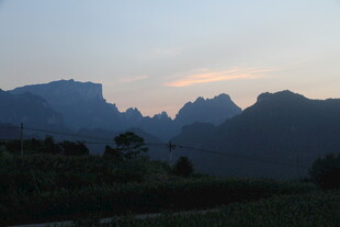 黄昏下的山峦美景
