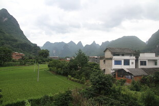 乡村山水间的宁静村落