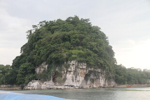 江边葱郁石山景观