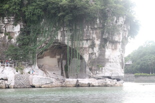 山水相依的自然风景