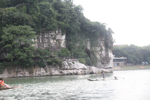 山水间的小船景色