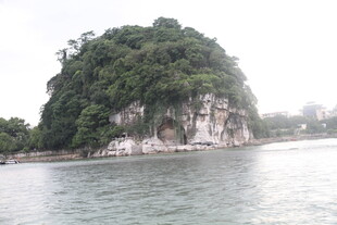 漓江孤峰 绿意盎然