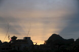 黄昏下的建筑剪影