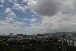 城市上空的蓝天白云景观