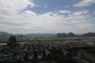 俯瞰城市与远山景观