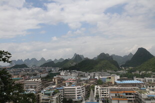 桂林城市与山峦风光