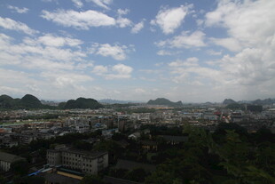 俯瞰城市与山峦美景