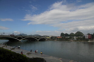 河畔古桥风景图