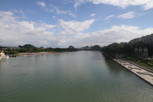 河畔风光 宁静河水与蓝天