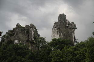 奇特石林景观 云雾缭绕