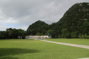 山间绿野中的开阔景致