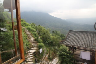 山间小屋旁的秀丽自然景致