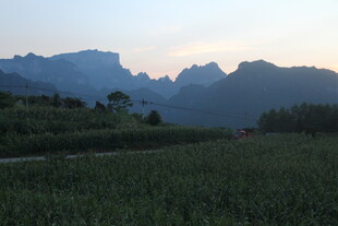 山间田野的静谧风光