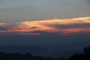 黄昏时分的绚丽天空景色