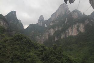 云雾缭绕的壮丽山峦