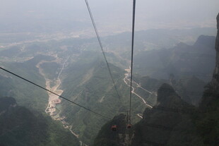 高空索道俯瞰壮丽山川
