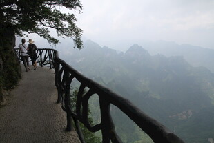 山间栈道赏秀丽风光