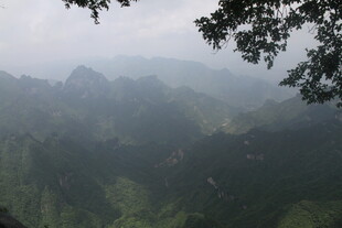 山峦叠翠的壮美自然景观