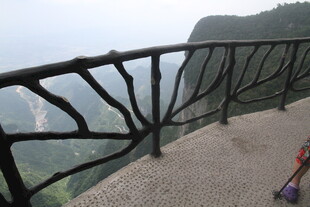 悬崖观景台的壮丽风光