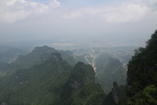 山峦叠翠间的壮美风光