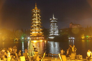 夜晚湖畔璀璨古塔景观