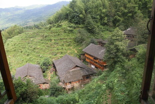 山间村落 古朴民居隐于绿林