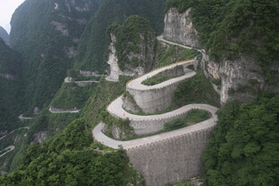 蜿蜒盘旋的山间公路奇观