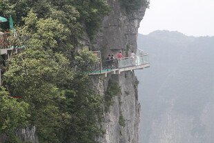 悬崖上的玻璃栈道景观