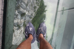 玻璃栈道上的运动鞋