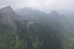 云雾缭绕的壮丽山峦