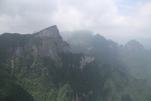 云雾缭绕的壮美山峦